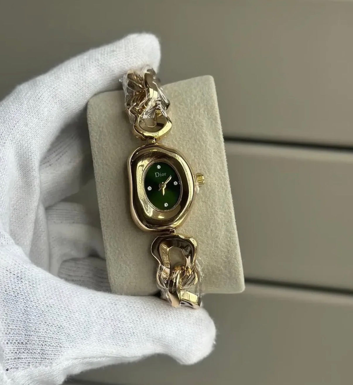 Emerald Noir Élégance