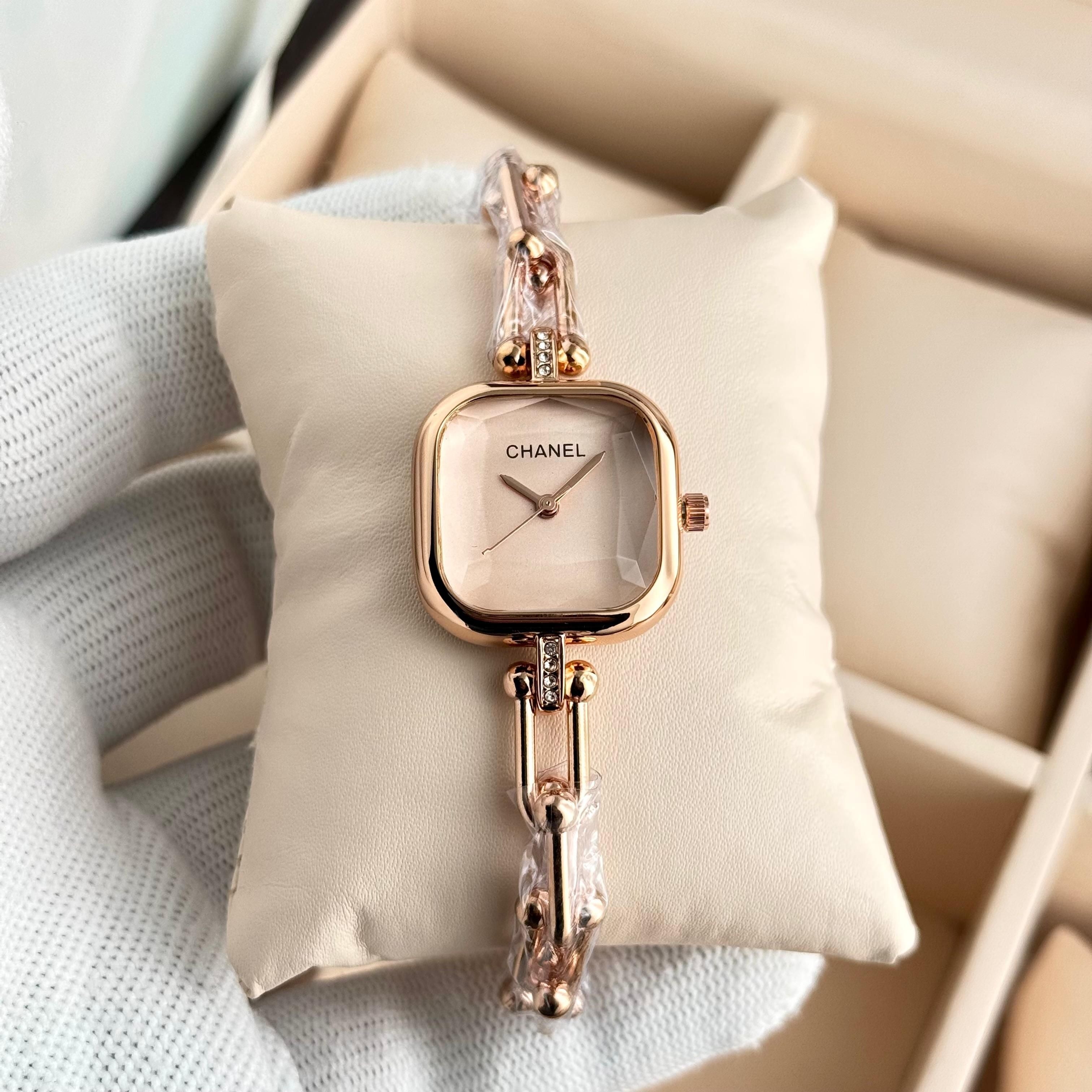 Iconic Square Vintage Analog Watch